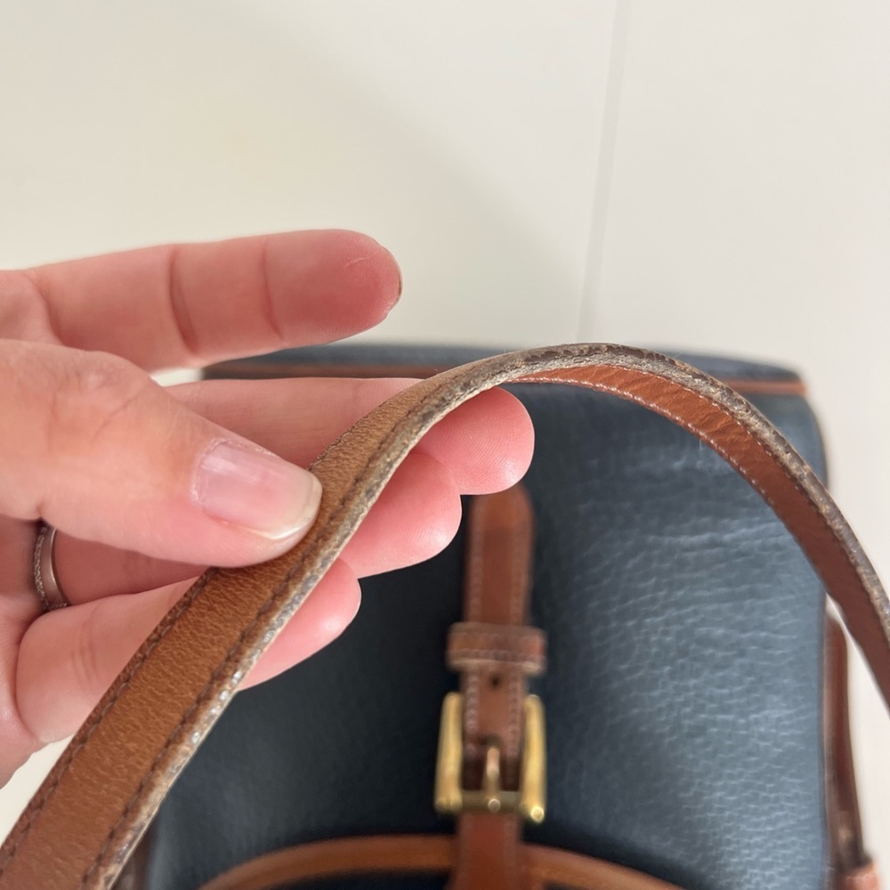 Dooney & Bourke 1980's Field Bag Navy Blue & Tan Vintage Pebbled Leather Purse - Picture 12 of 16